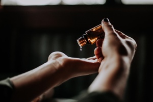 Přírodní parfémy: Jak vznikají a proč si je vybrat?